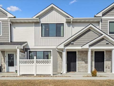 Condo For Sale - 2607 SE Osier Avenue<br/> West Des Moines, IA 50265