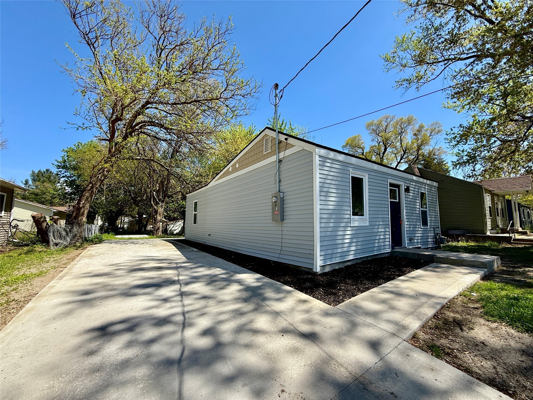 1227 E 36th Court, Des Moines, Iowa image 2