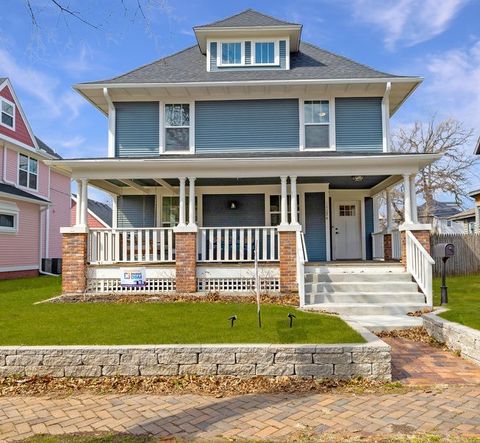 Single Family Residence in Des Moines IA 1126 26th Street.jpg