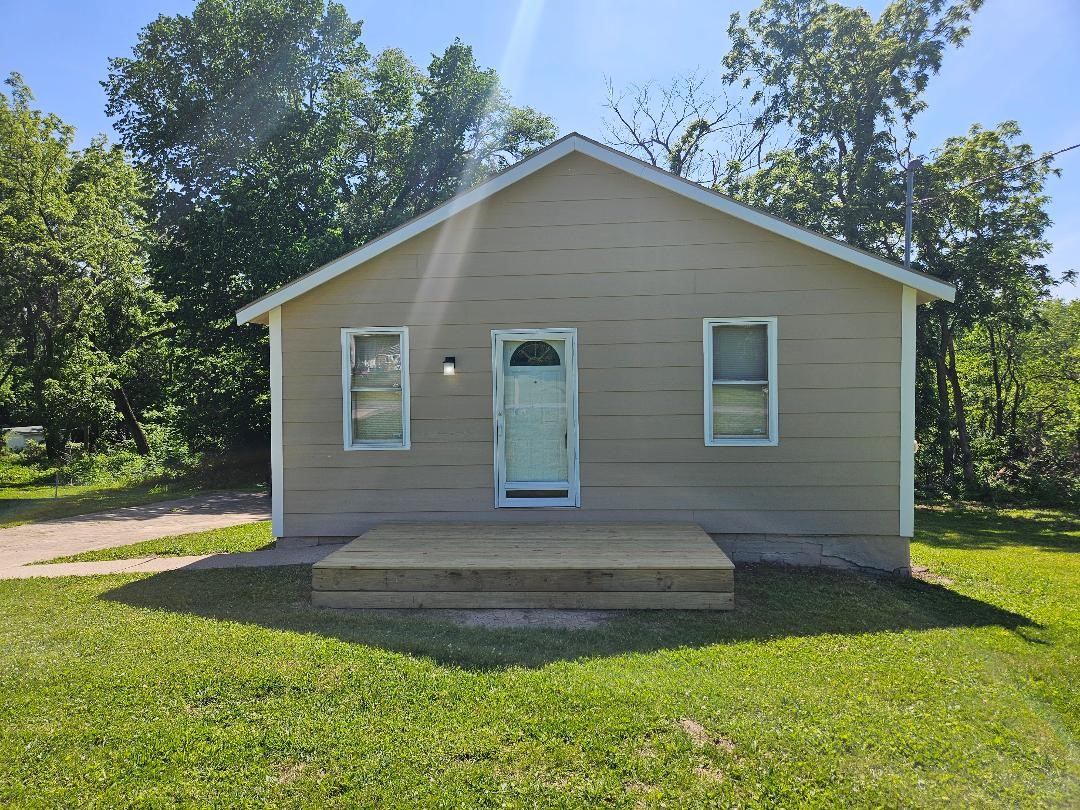 Photo 1 of 11 — 1715 E Diehl Avenue, Des Moines, IA 50320