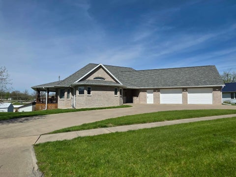 Homes For Sale - 811 N Main Street<br/> Lucas County, Chariton, IA 50049