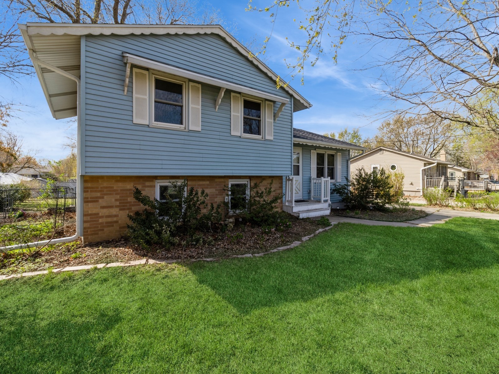 4929 E Oakwood Drive, Pleasant Hill, Iowa image 3