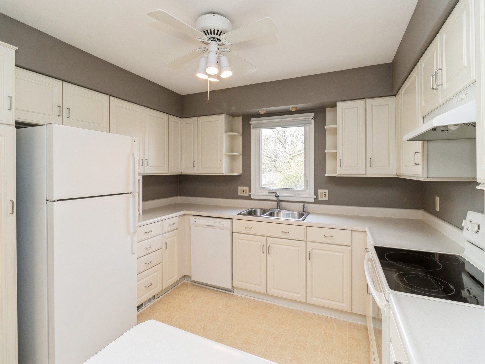 4929 E Oakwood Drive, Pleasant Hill, Iowa image 11