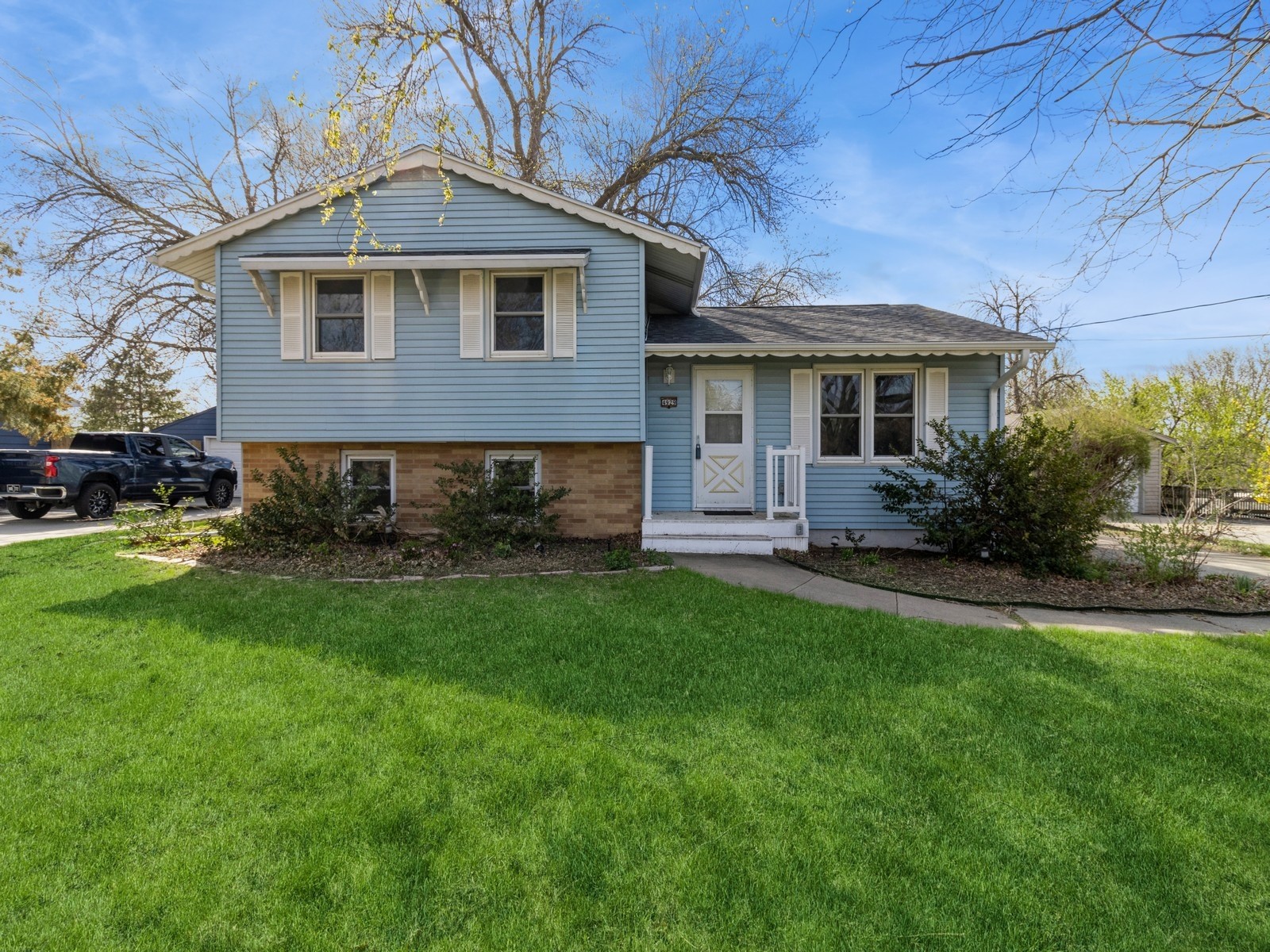 4929 E Oakwood Drive, Pleasant Hill, Iowa image 1