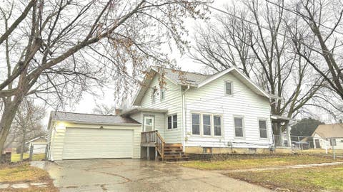 Homes For Sale - 701 E 5th Street<br/> Newton, IA 50208