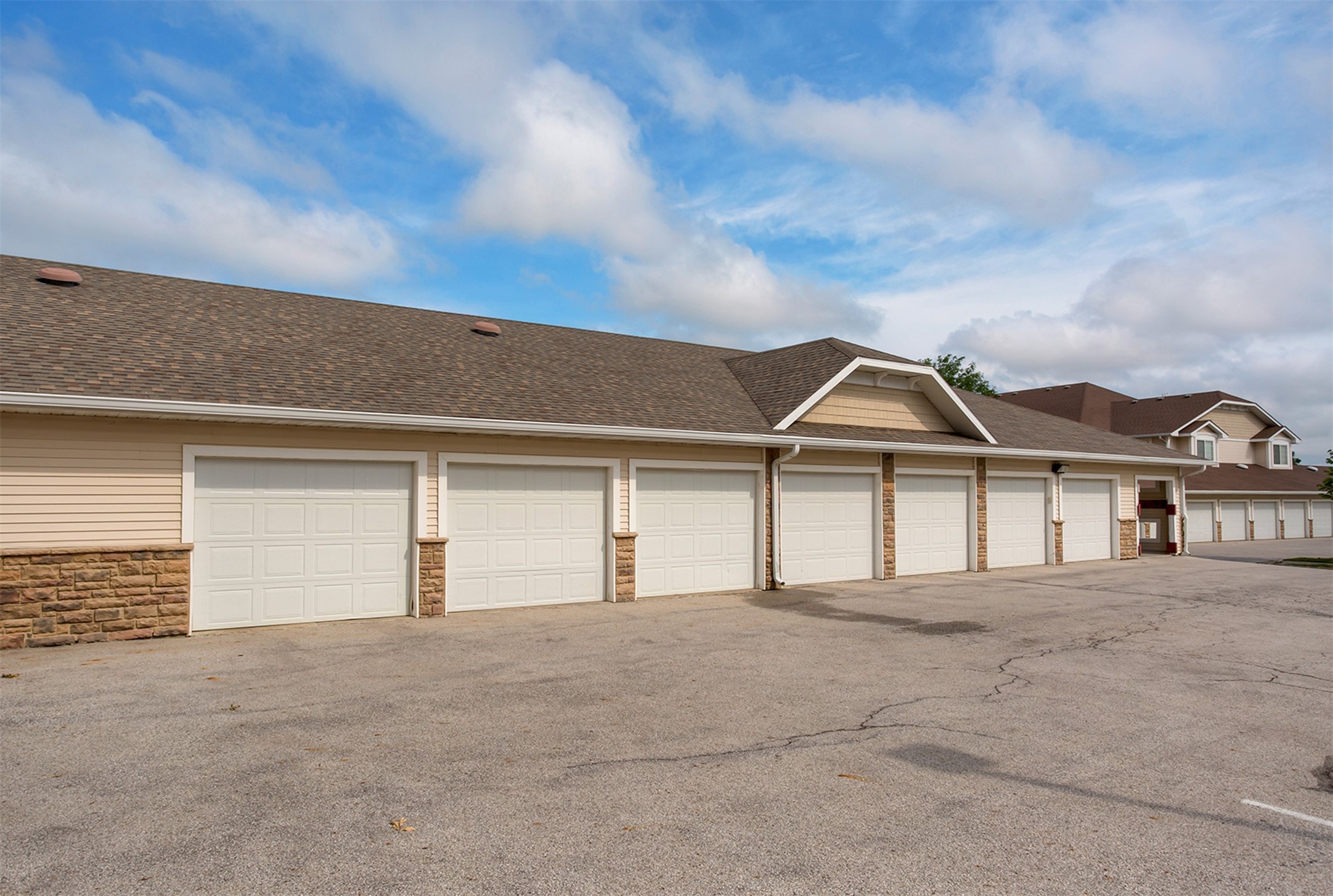5950 S Winwood Drive, Johnston, Iowa image 3