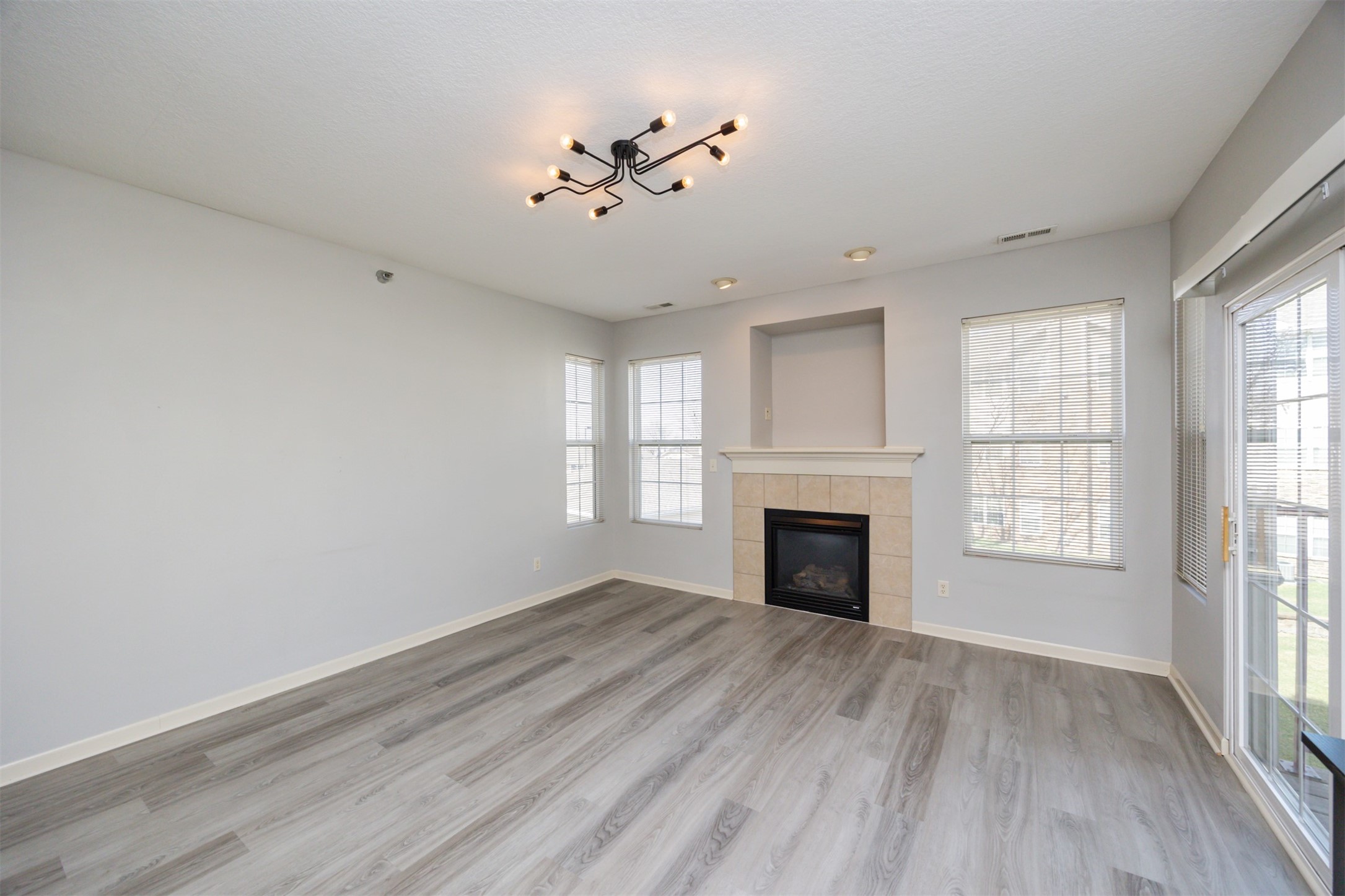 5950 S Winwood Drive, Johnston, Iowa image 9