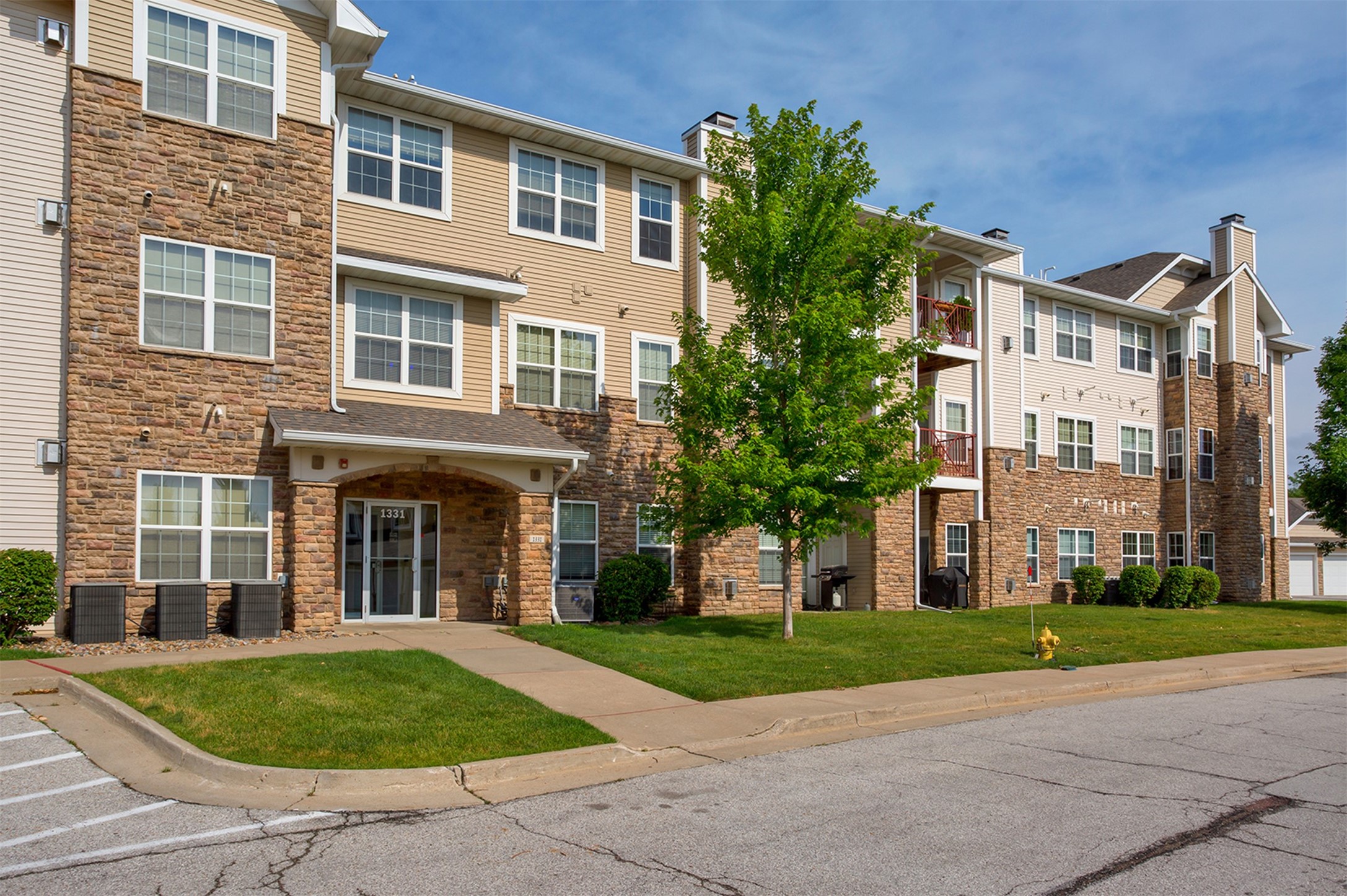 5950 S Winwood Drive, Johnston, Iowa image 1