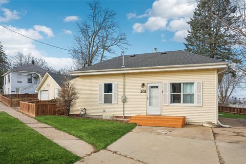 Homes For Sale - 202 E Olinda Avenue<br/> Des Moines, IA 50315
