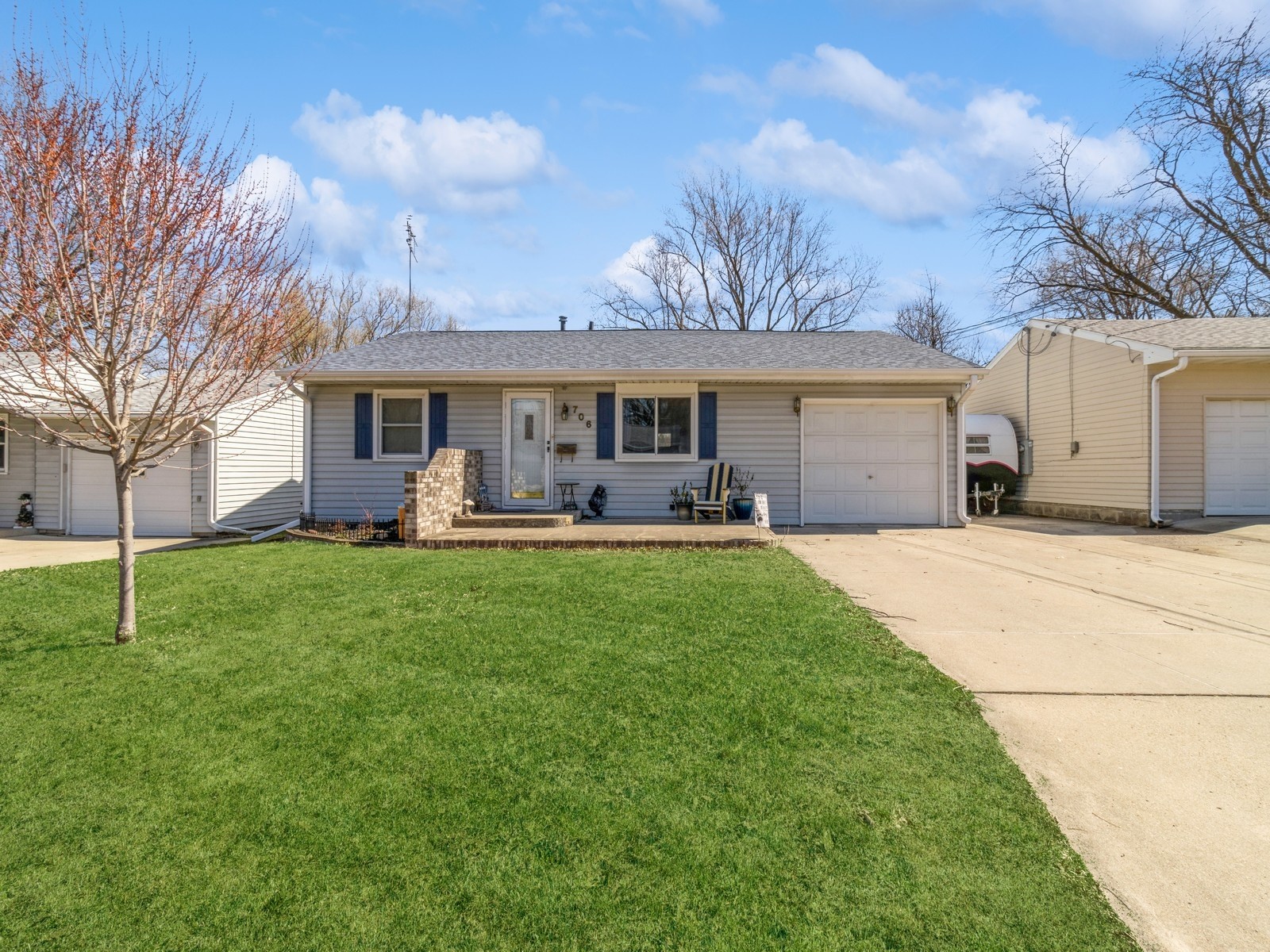 706 E 12th Street, Newton, Iowa image 2