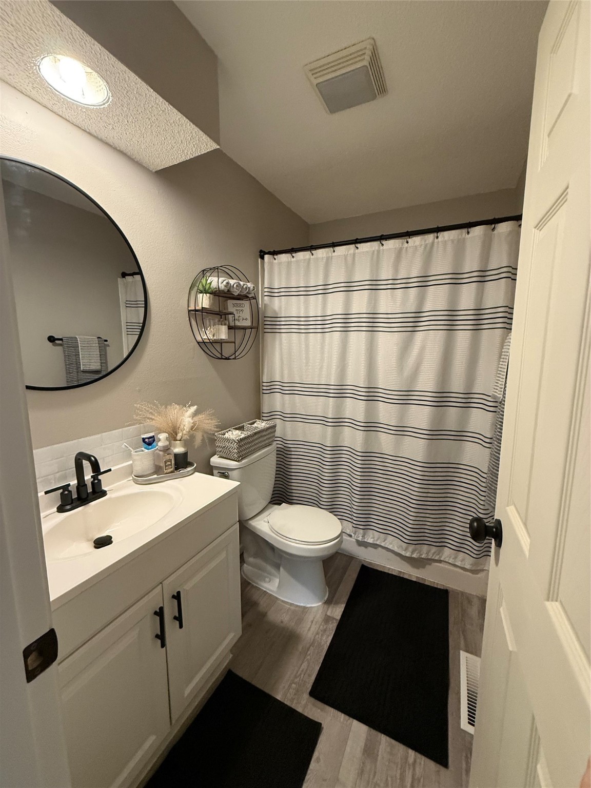 2020 Parkhill Drive, Norwalk, Iowa image 5