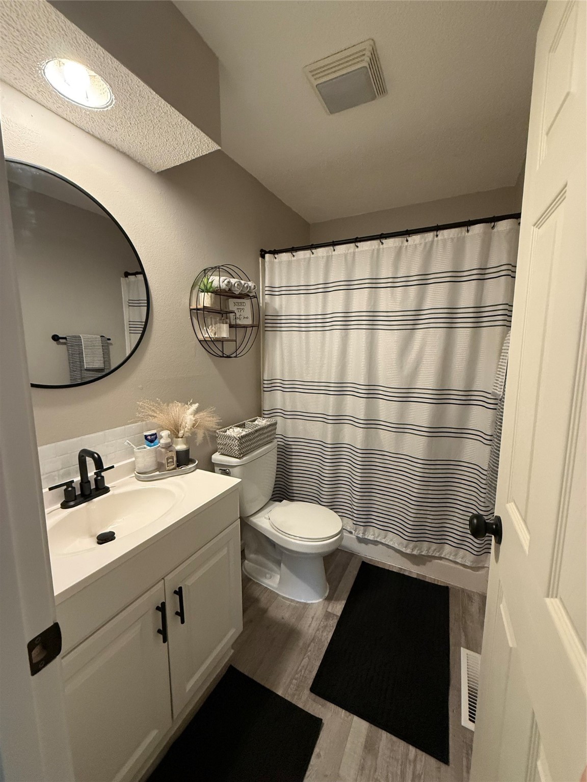 2020 Parkhill Drive, Norwalk, Iowa image 6