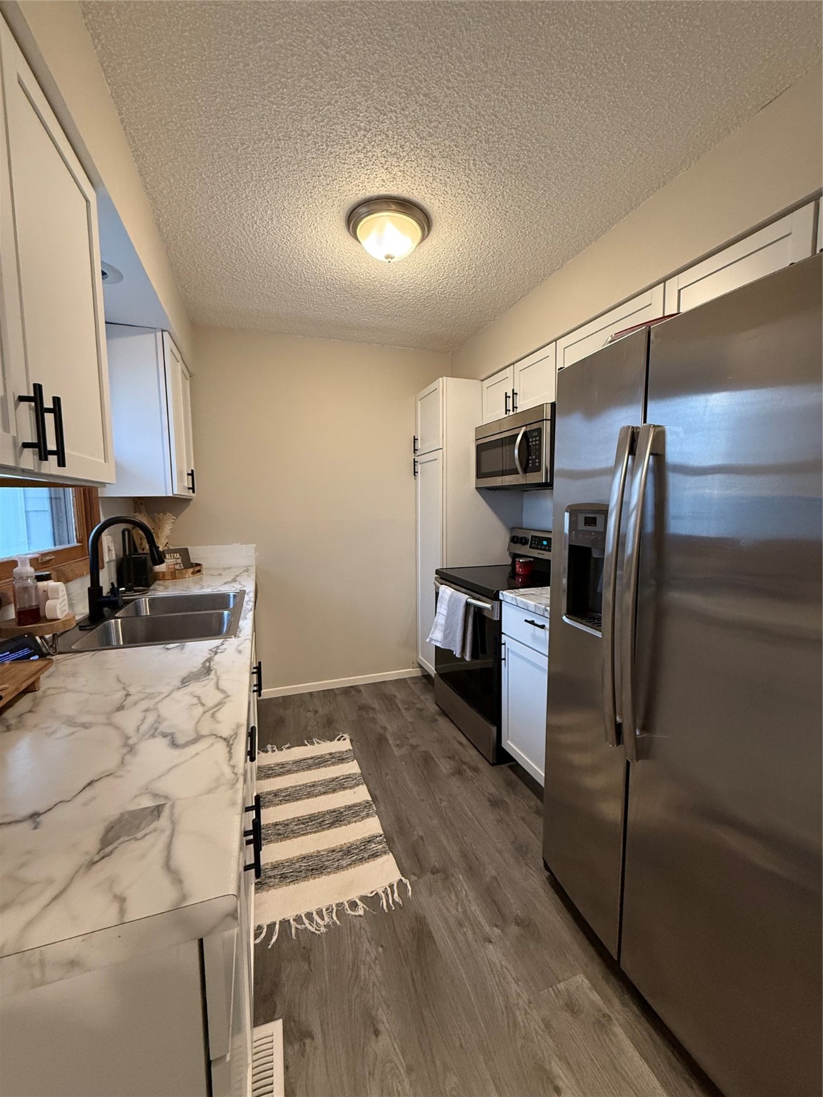 2020 Parkhill Drive, Norwalk, Iowa image 4