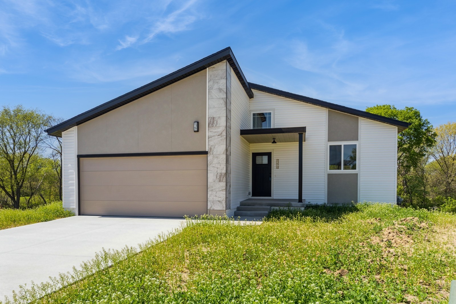 4274 Grover Woods Lane, Des Moines, Iowa image 1