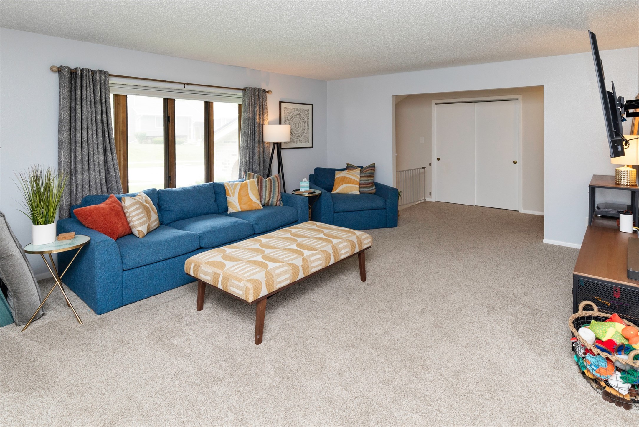 1711 NW 99th Court, Clive, Iowa image 2