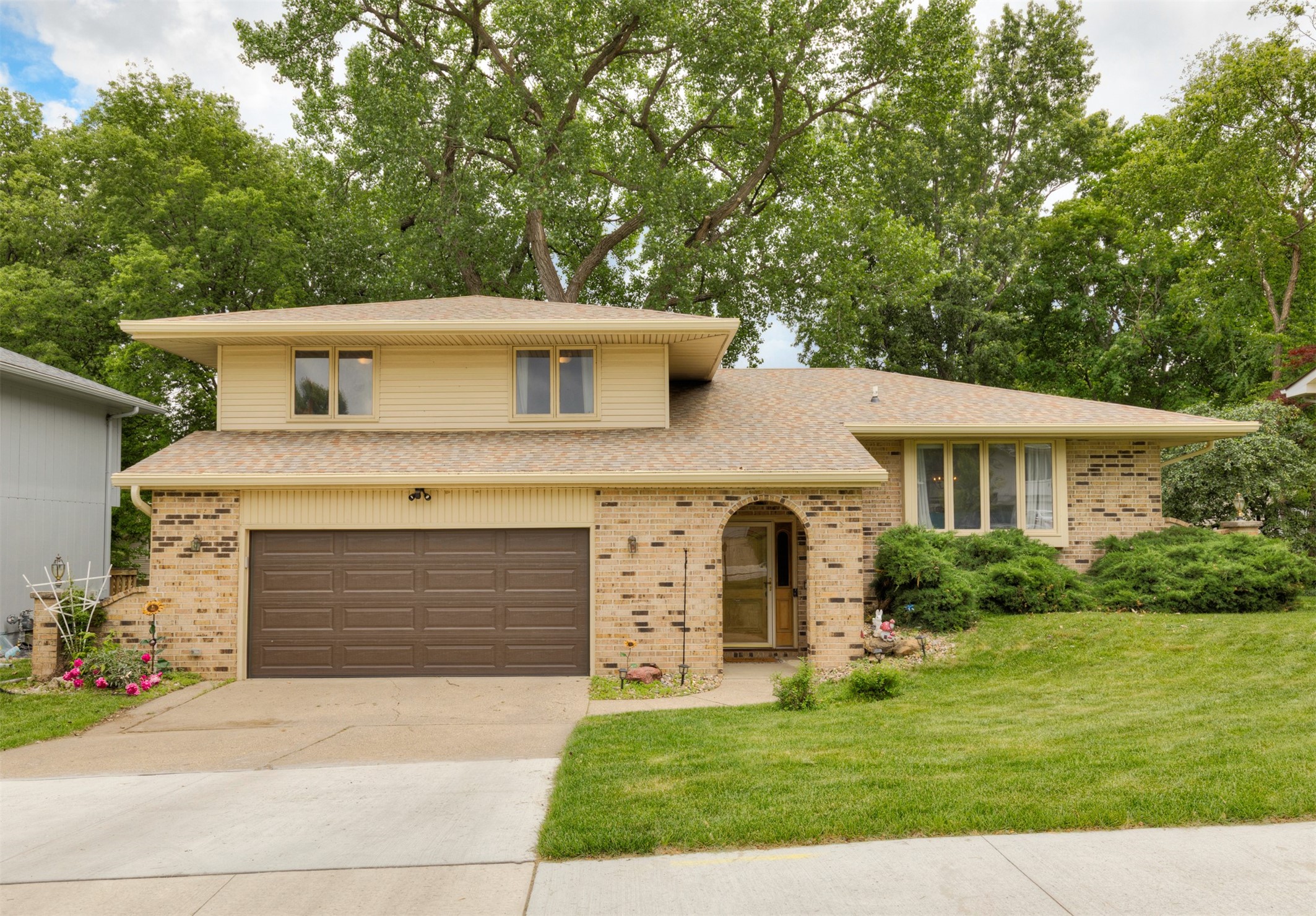 1711 NW 99th Court, Clive, Iowa image 1