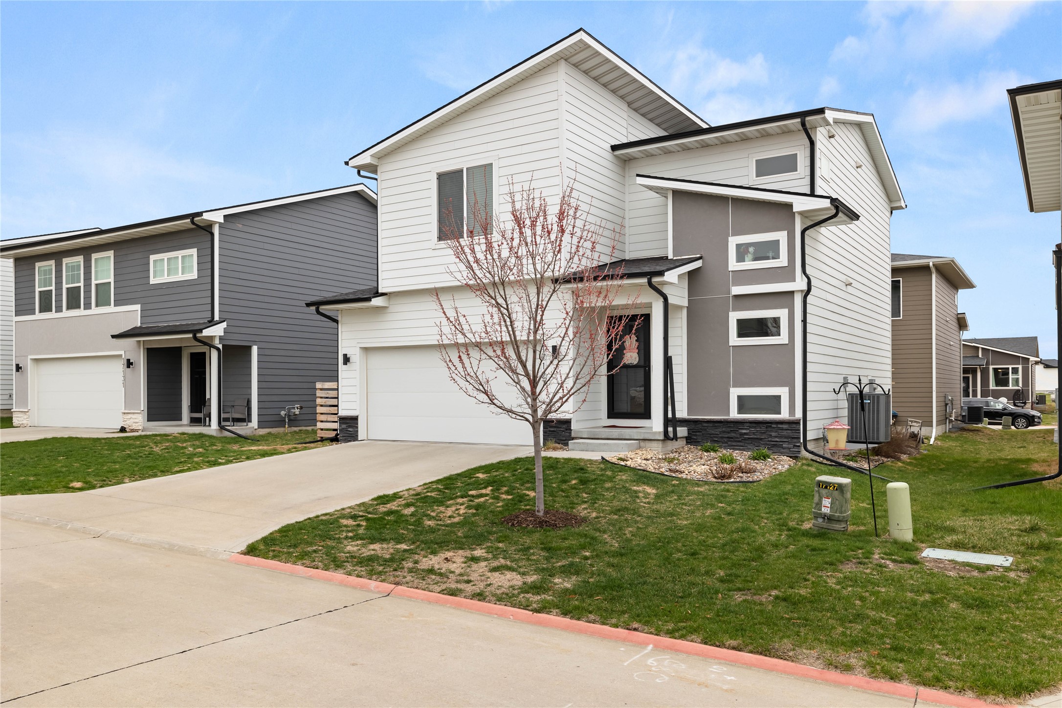 17127 Blue Sage Lane, Urbandale, Iowa image 2