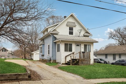 Homes For Sale - 709 Pleasant View Drive<br/> Des Moines, IA 50315