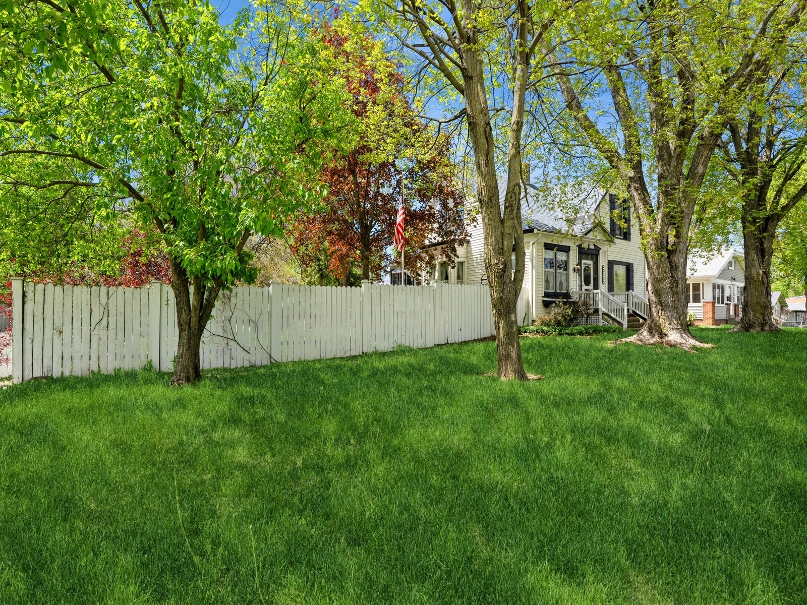 325 W 8th Street, Newton, Iowa image 2