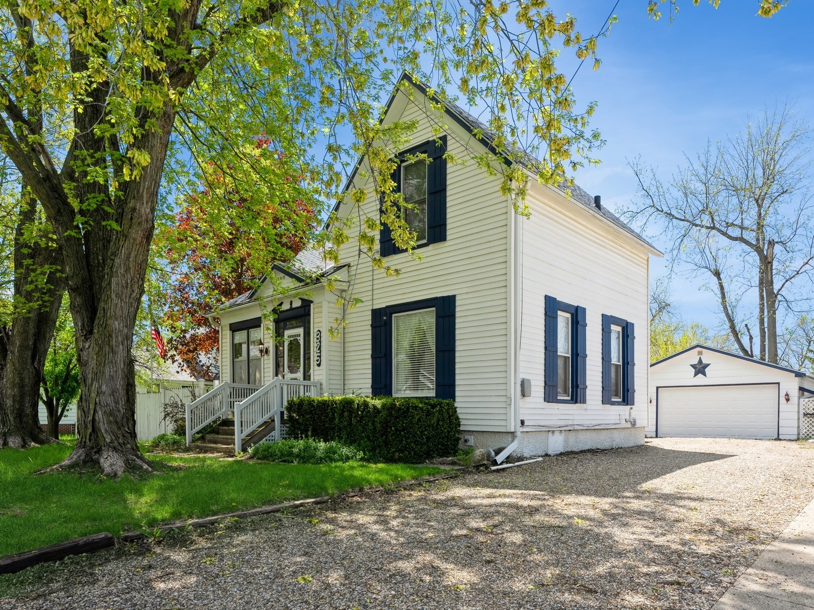 325 W 8th Street, Newton, Iowa image 1