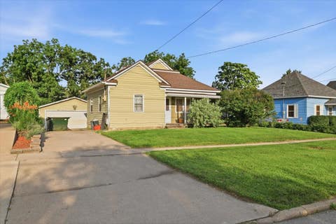 Homes For Sale - 326 E 3rd Street<br/> Newton, IA 50208