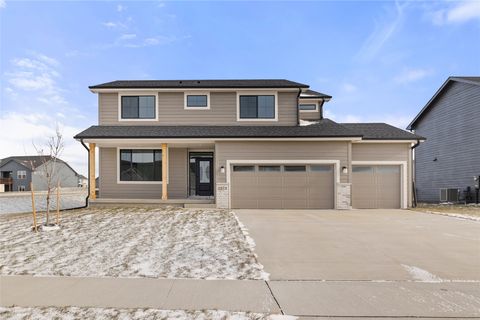 Homes For Sale - 2575 SE Kettleridge Lane<br/> Waukee, IA 50263