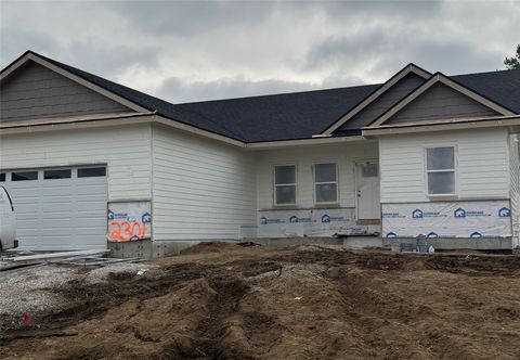 Homes For Sale - 2301 N 8th Avenue<br/> Jasper County, Newton, IA 50208