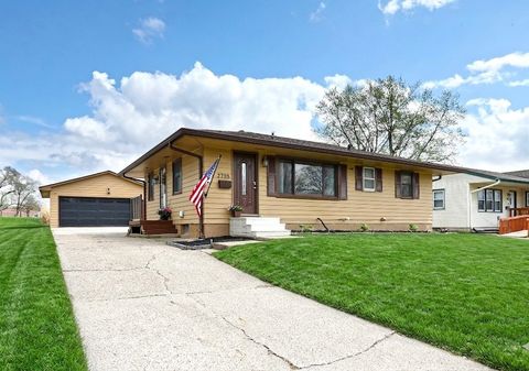 Homes For Sale - 2705 E 40th Court<br/> Des Moines, IA 50317