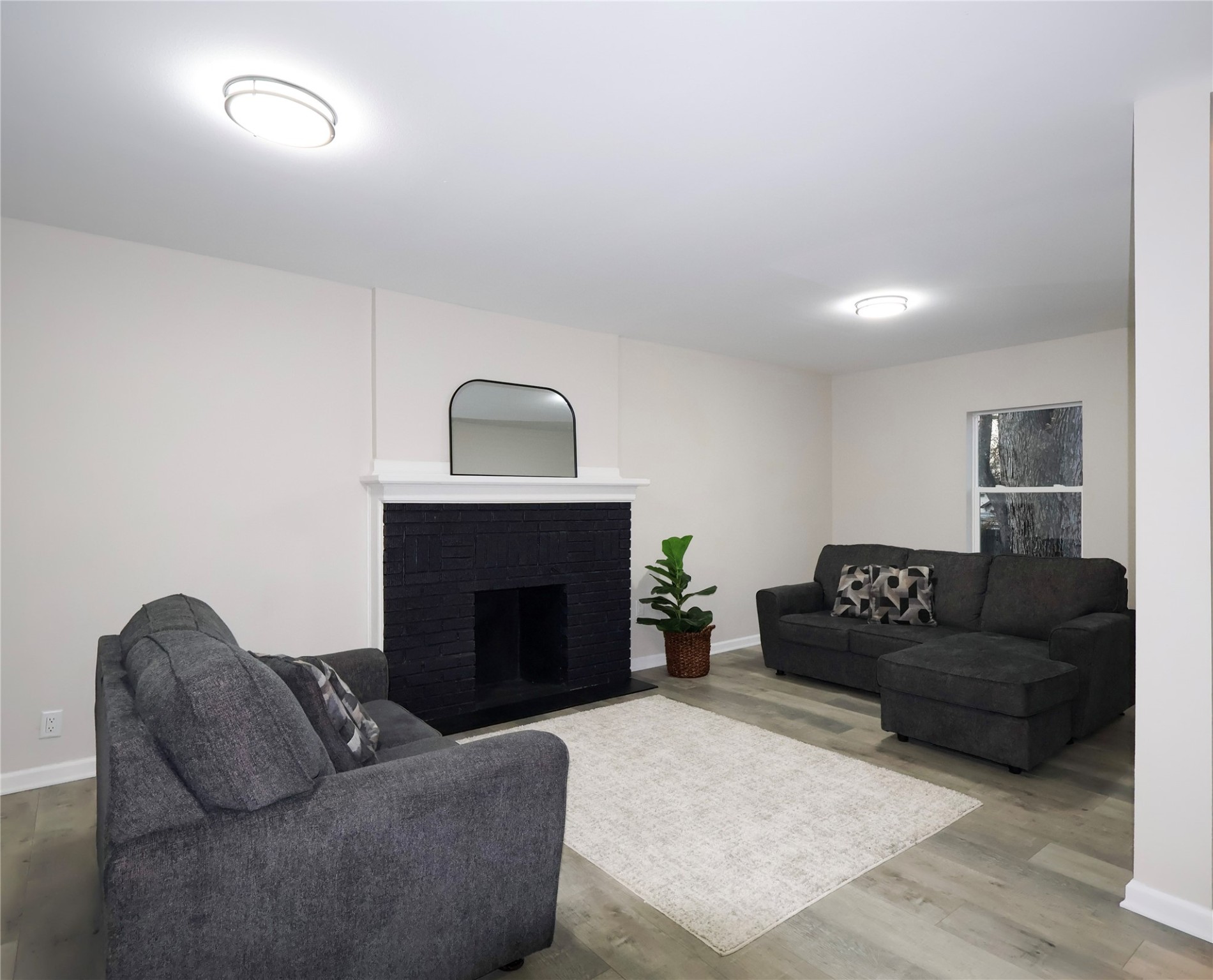 355 NW Aurora Avenue