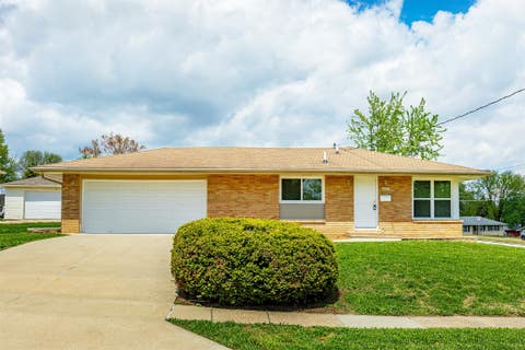 Homes For Sale - 7201 Oak Brook Drive<br/> Urbandale, IA 50322