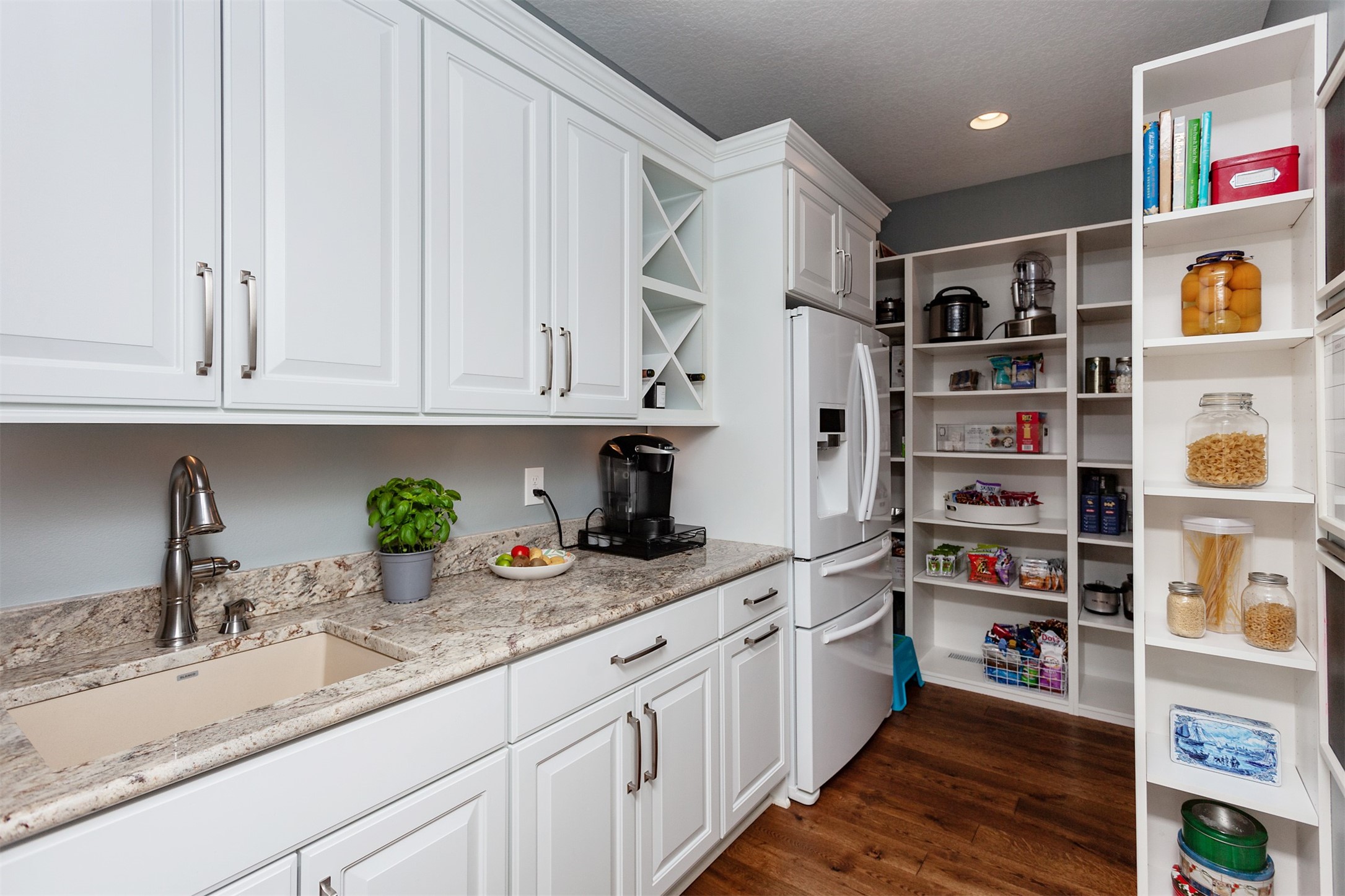 Urbandale, Iowa, 50323, United States, 6 Bedrooms Bedrooms, ,6 BathroomsBathrooms,Residential,Active,2021023