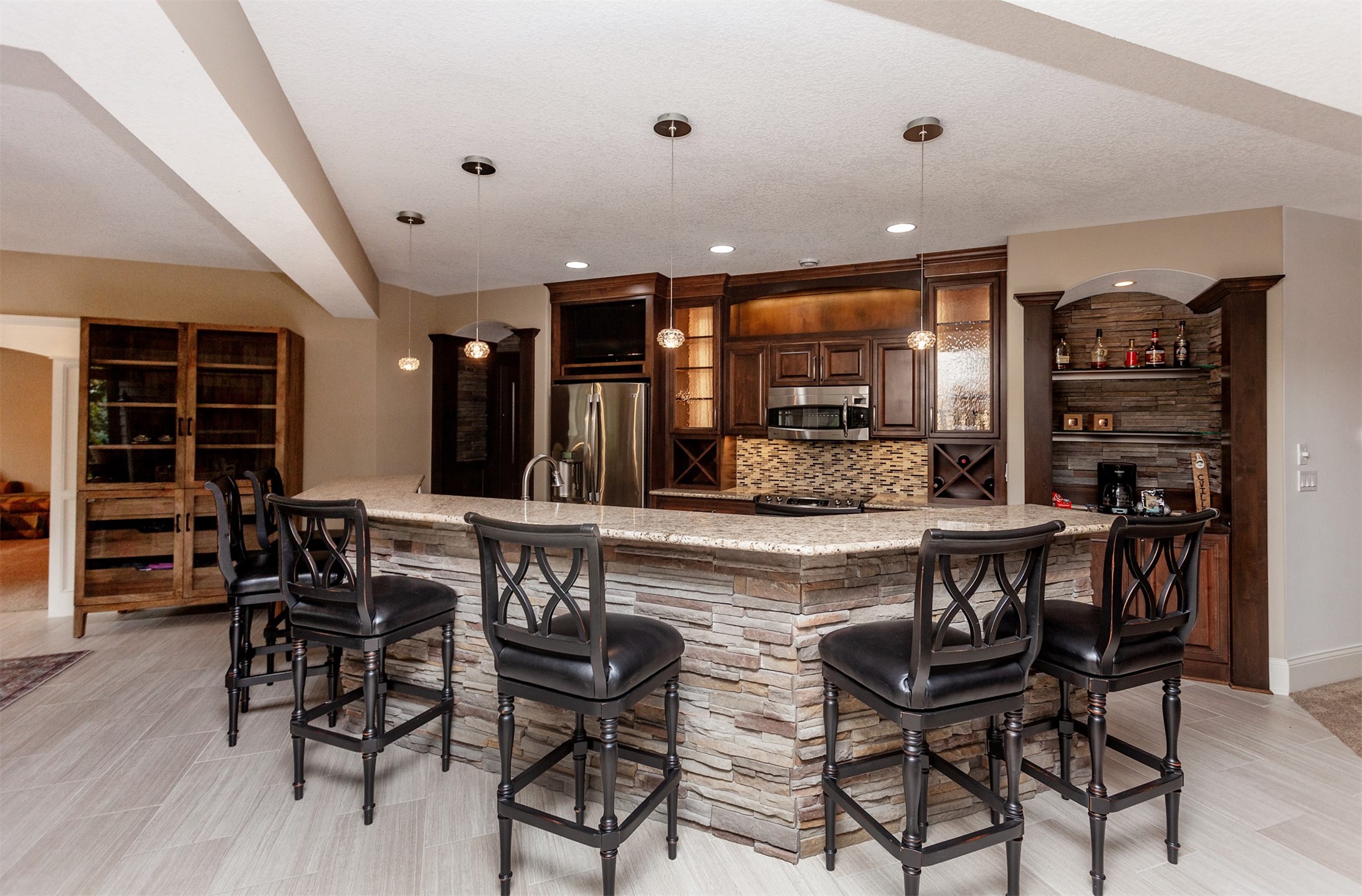 Urbandale, Iowa, 50323, United States, 6 Bedrooms Bedrooms, ,6 BathroomsBathrooms,Residential,Active,2021023