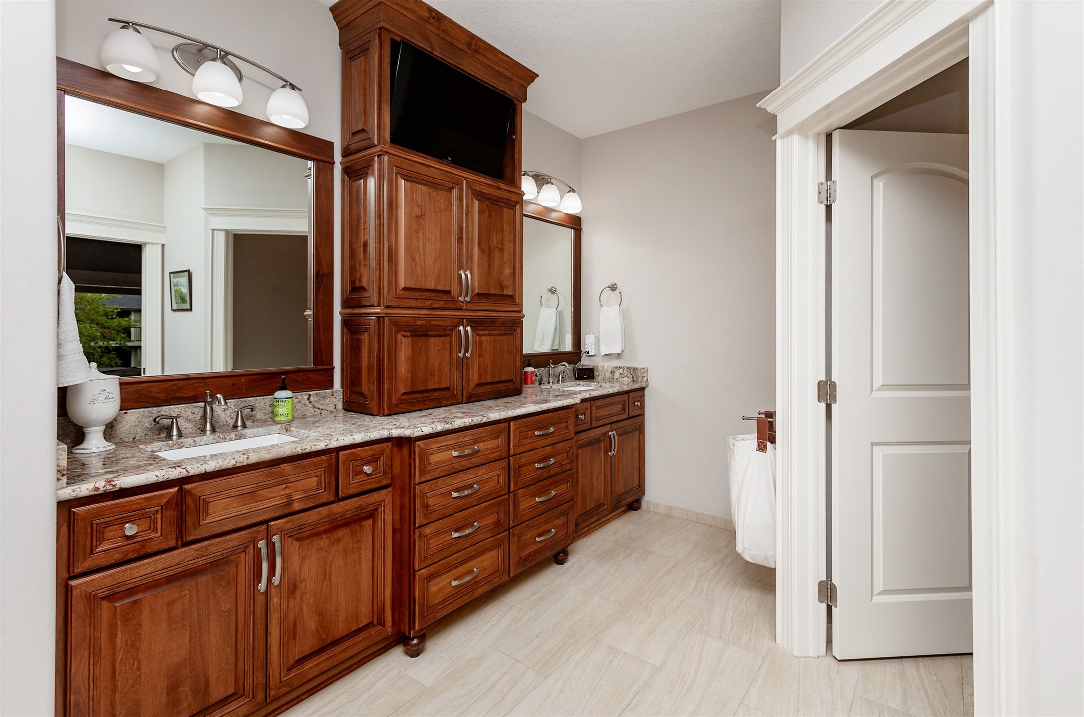 Urbandale, Iowa, 50323, United States, 6 Bedrooms Bedrooms, ,6 BathroomsBathrooms,Residential,Active,2021023