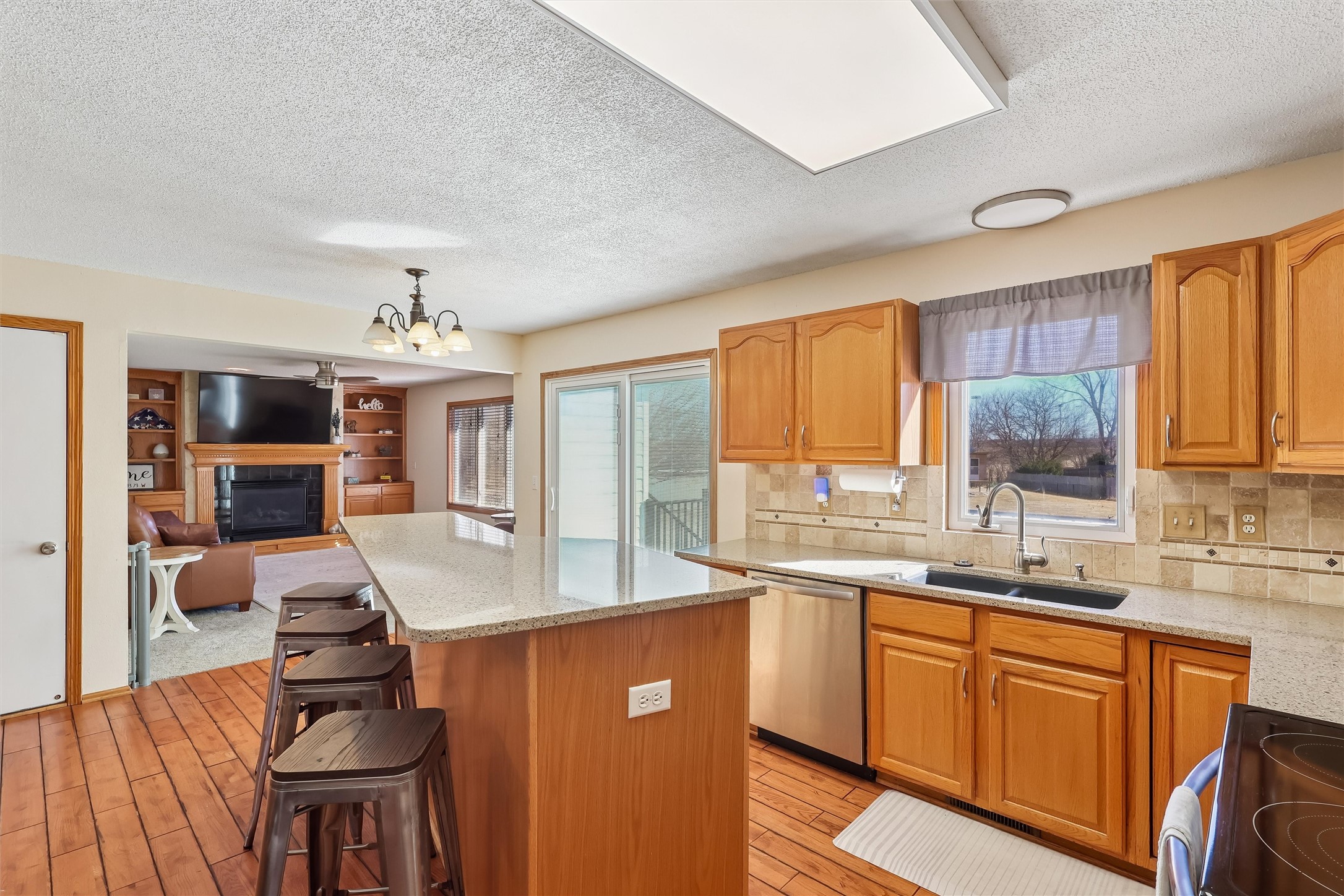 975 NE Harvey Circle