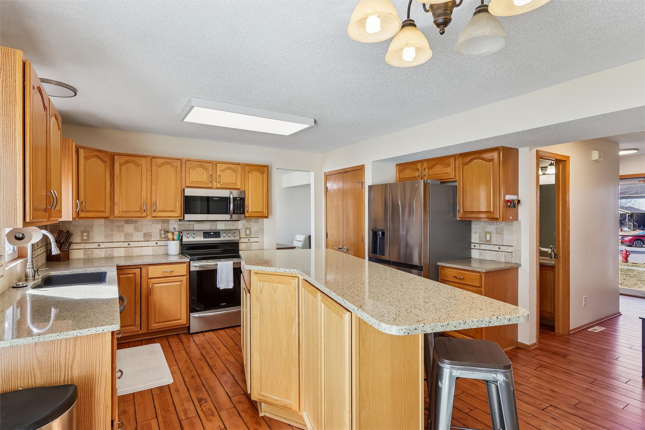 975 NE Harvey Circle