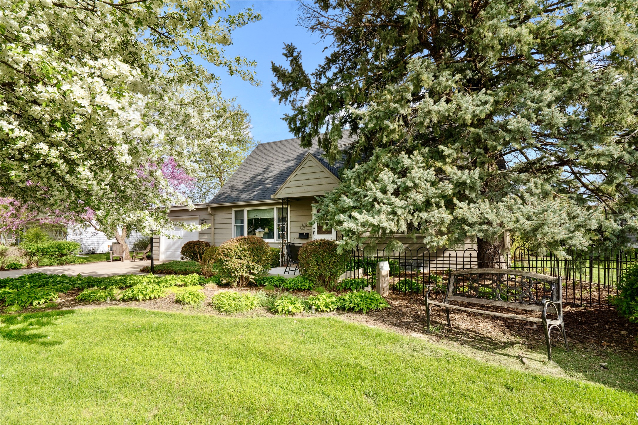1717 10th Avenue, Grinnell, Iowa image 2