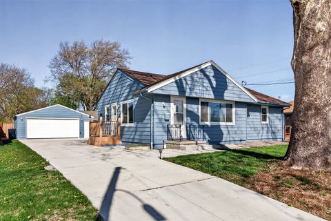 Homes For Sale - 4128 70th Street<br/> Urbandale, IA 50322