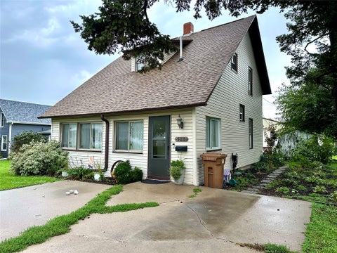 Homes For Sale - 521 Spring Street<br/> Grinnell, IA 50112