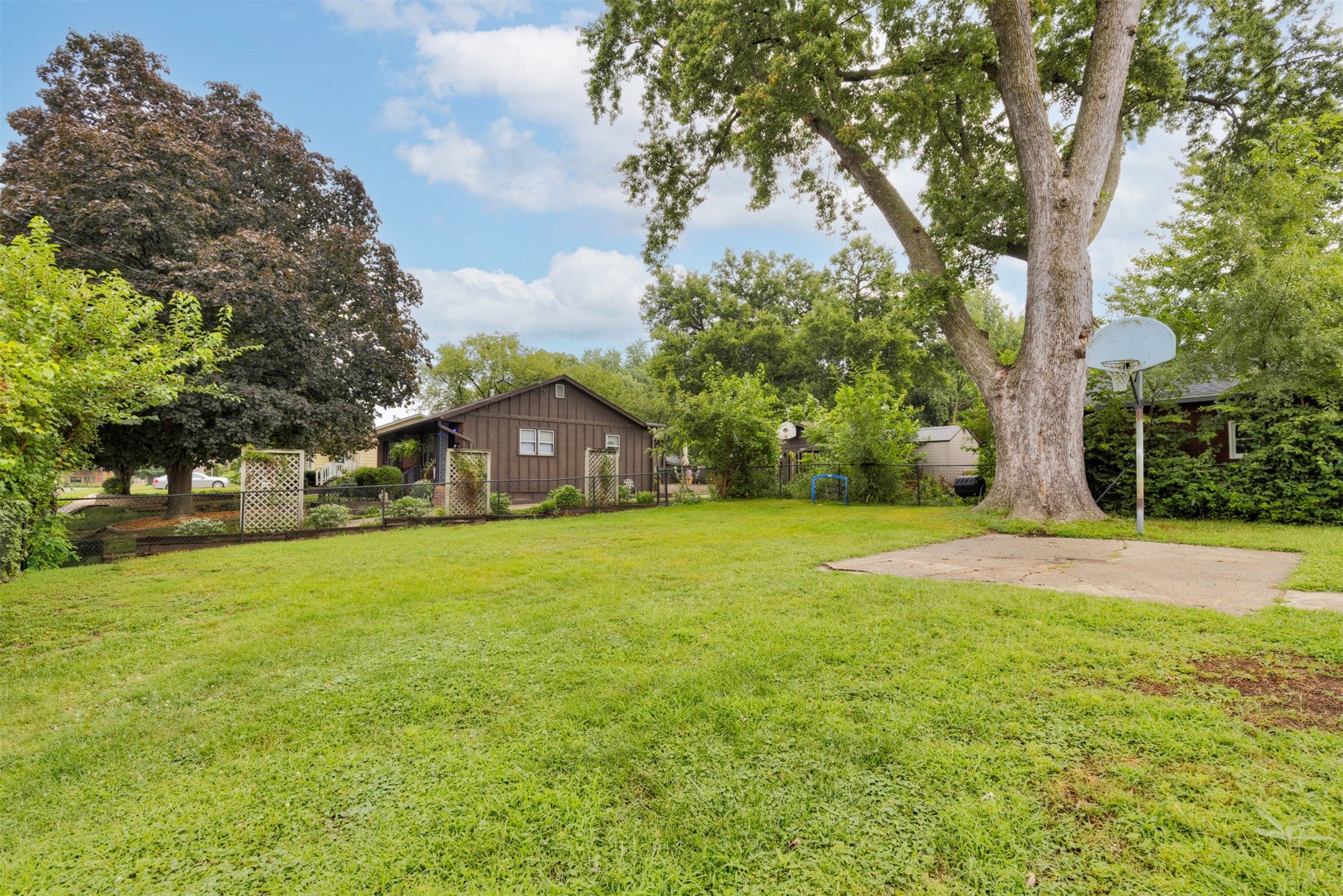 6409 Roseland Drive