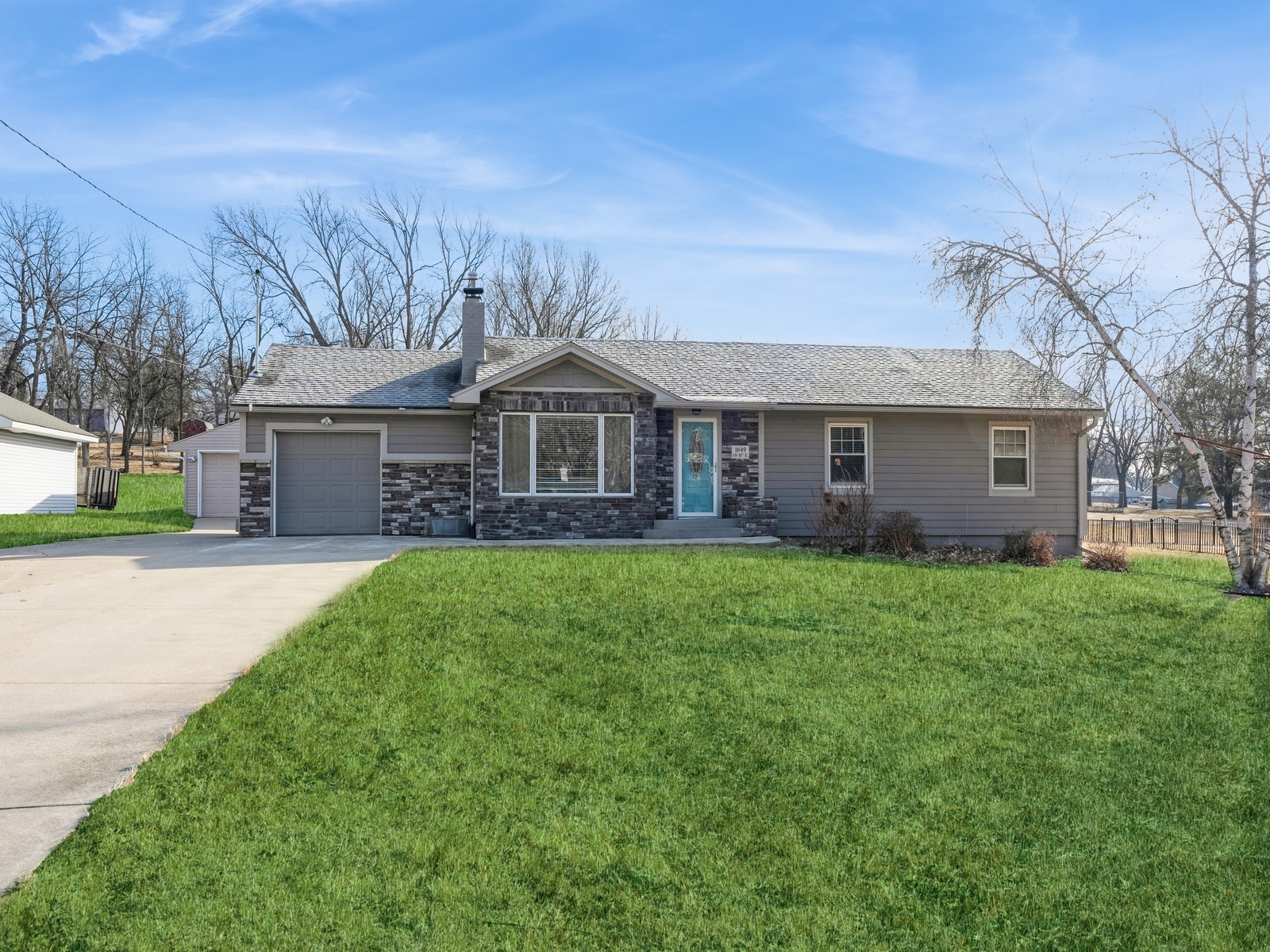 1649 NW 80th Street, Clive, Iowa image 2