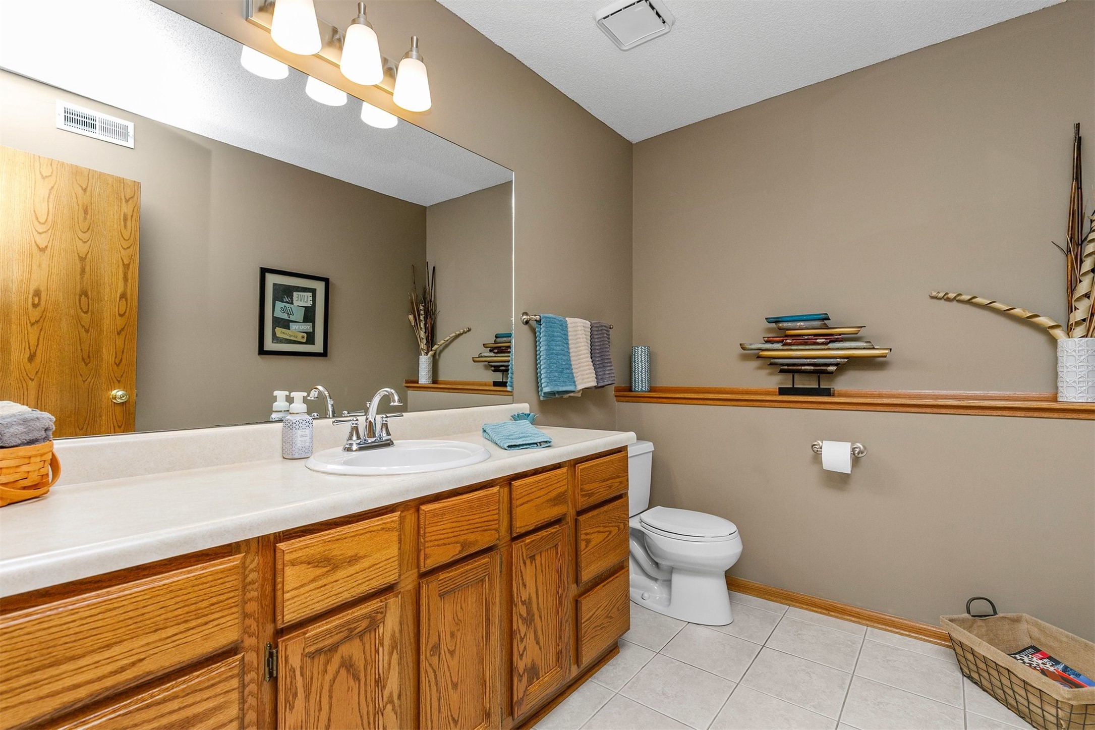 8219 Hickory Drive, Urbandale, Iowa image 15