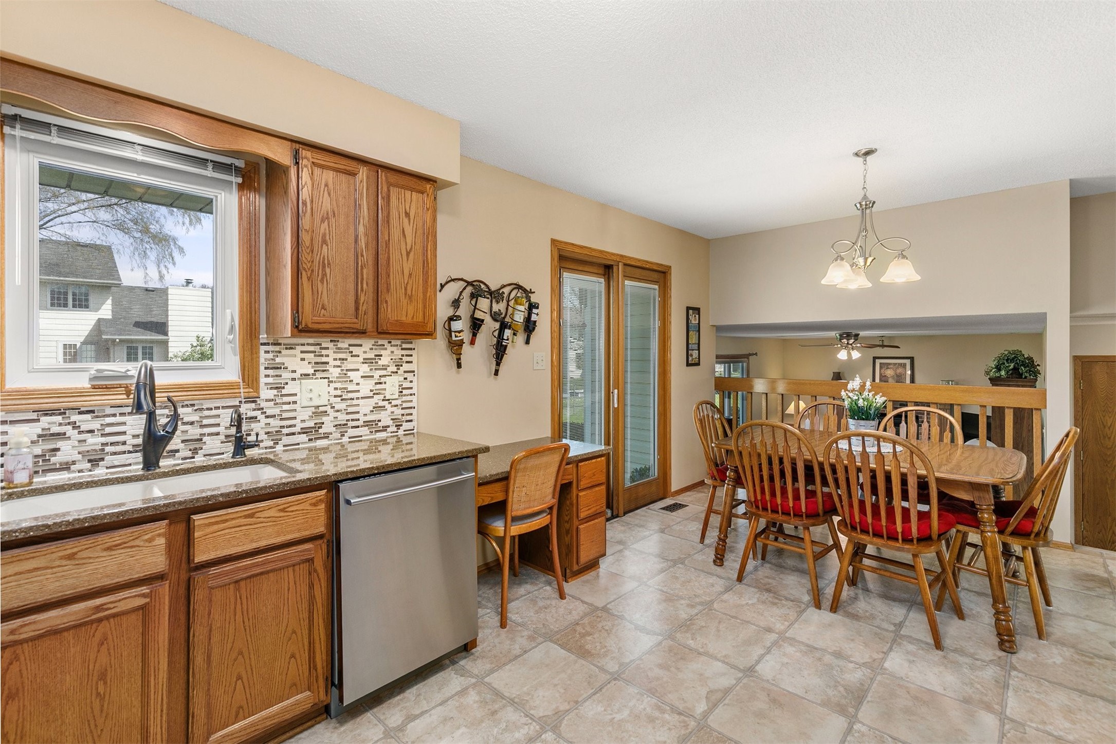 8219 Hickory Drive, Urbandale, Iowa image 9