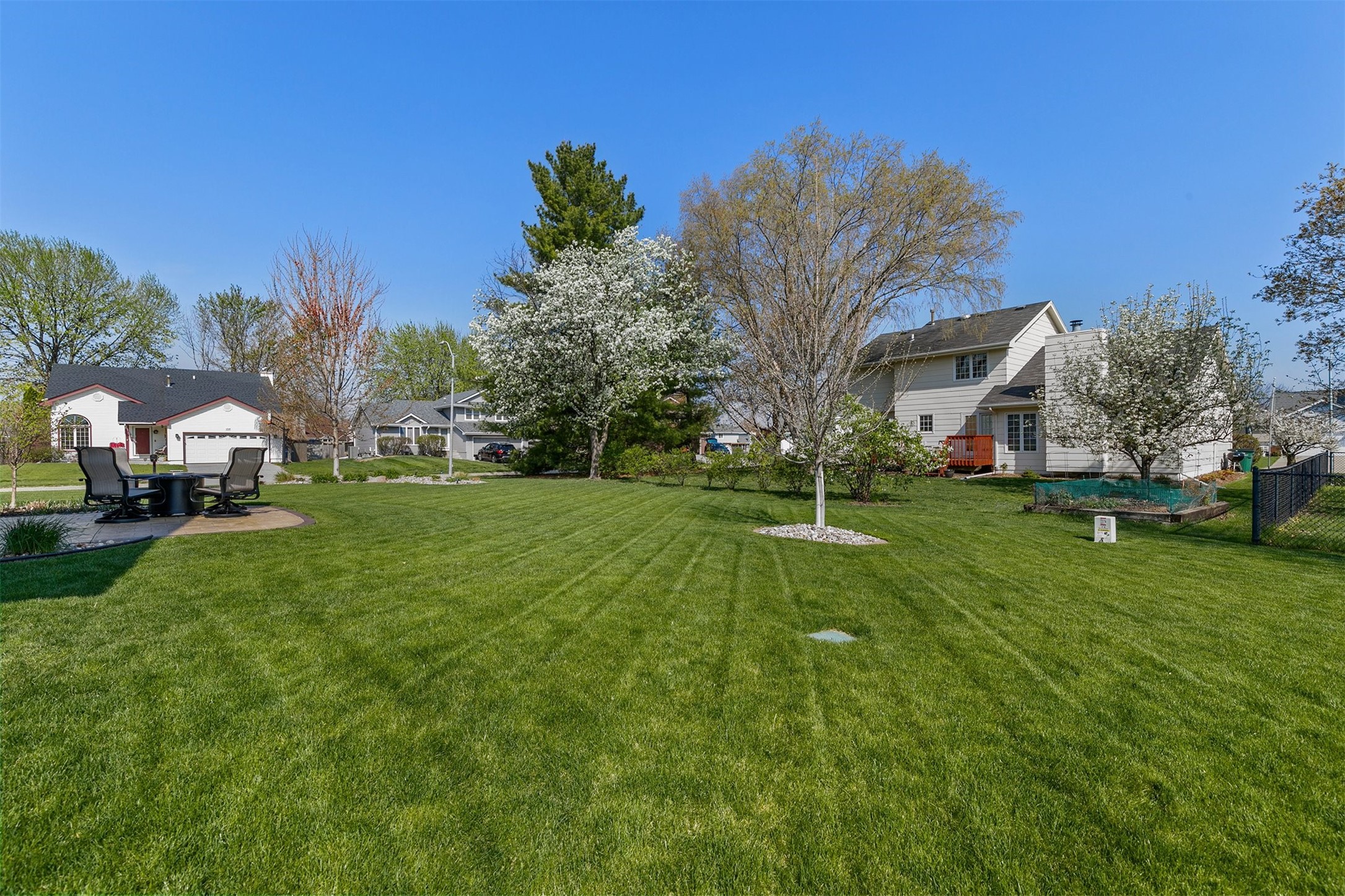 8219 Hickory Drive, Urbandale, Iowa image 3