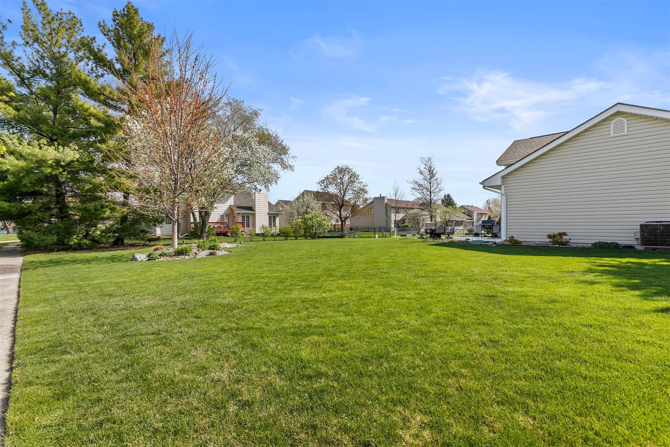 8219 Hickory Drive, Urbandale, Iowa image 30