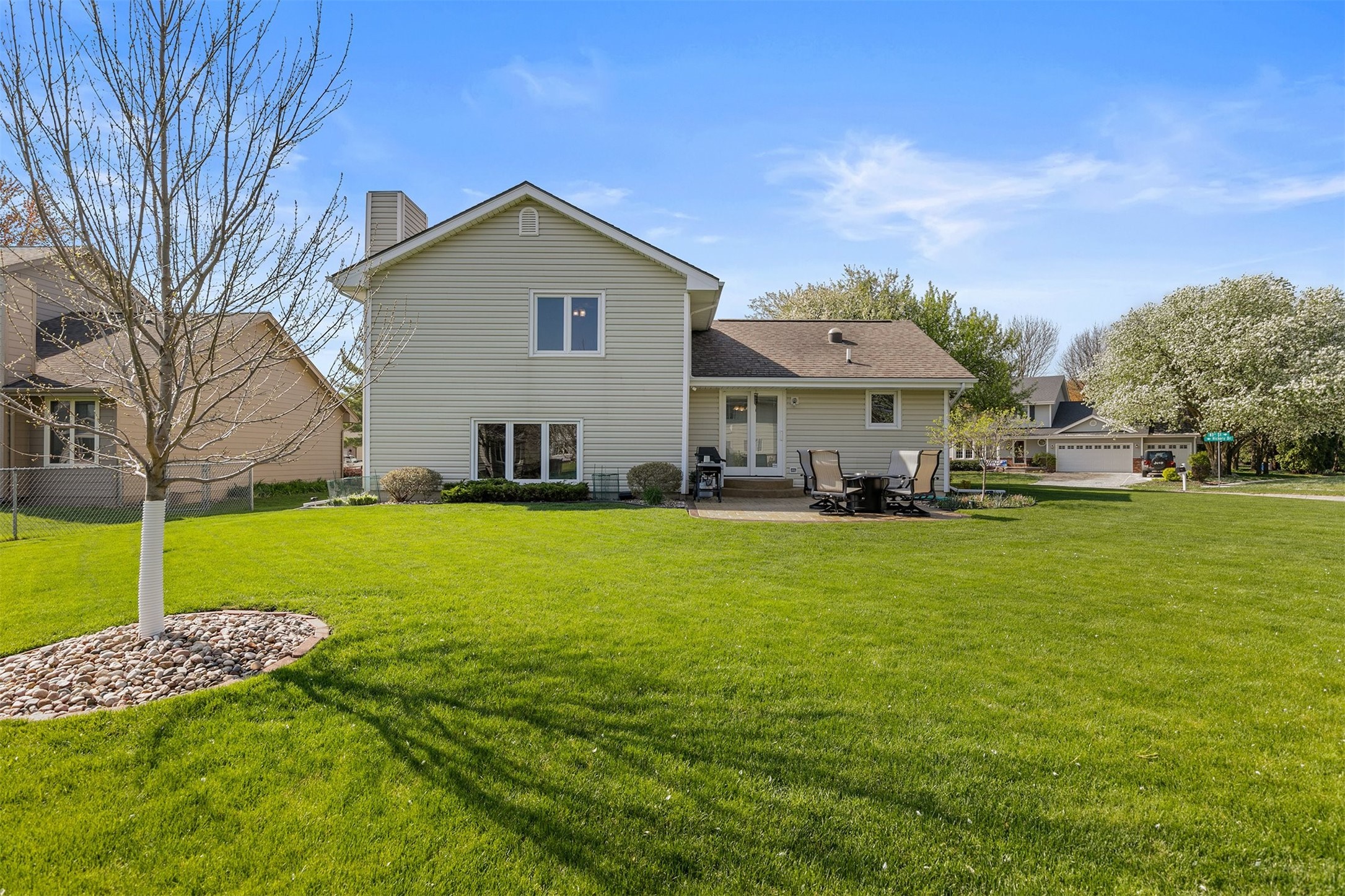 8219 Hickory Drive, Urbandale, Iowa image 5