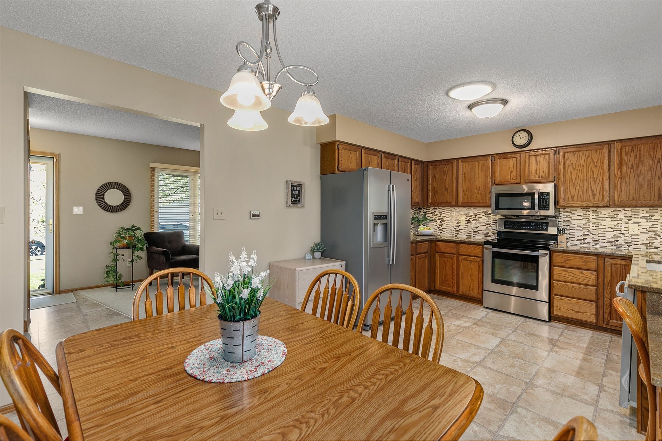 8219 Hickory Drive, Urbandale, Iowa image 11