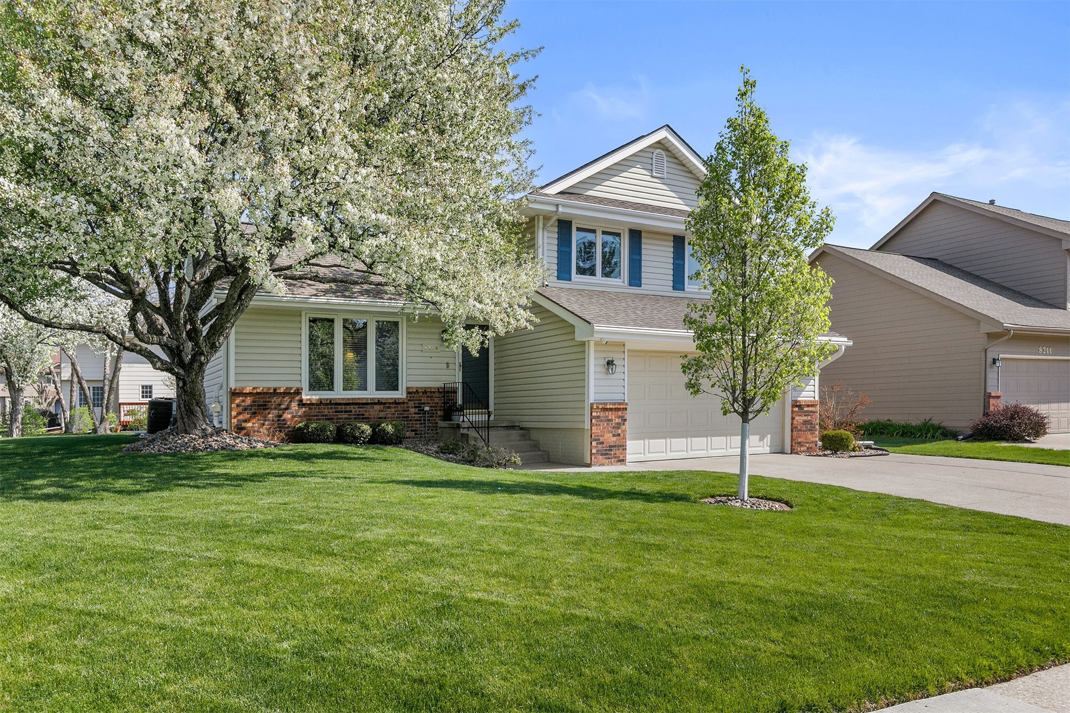 8219 Hickory Drive, Urbandale, Iowa image 2