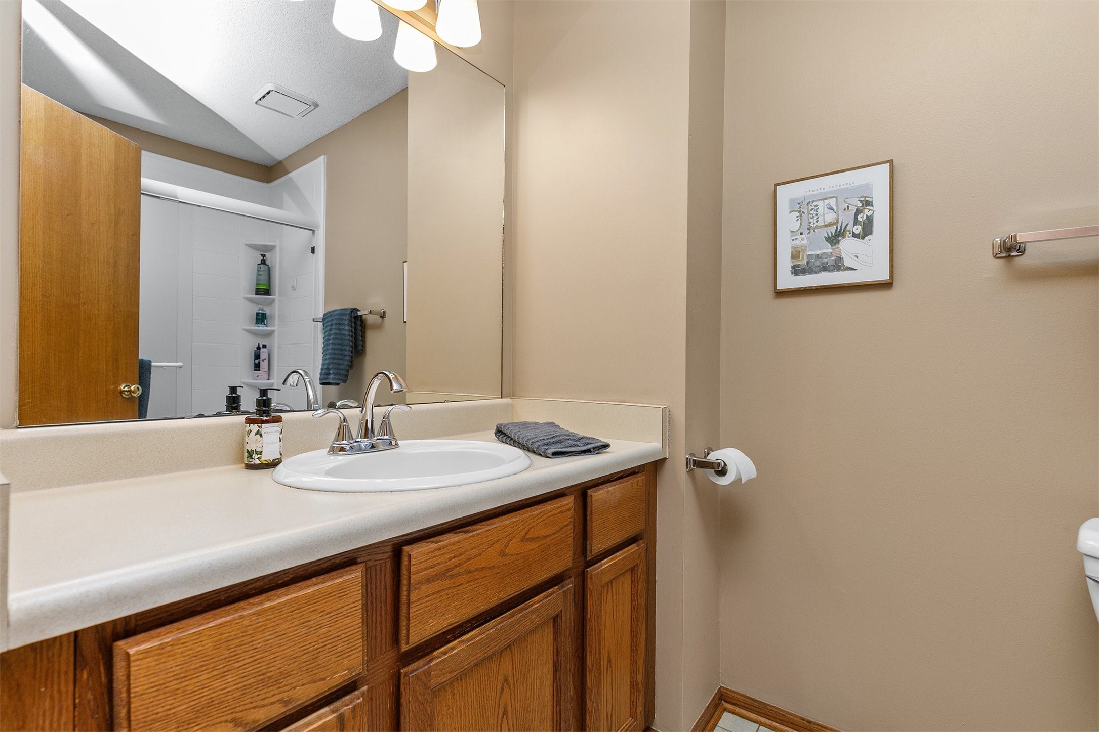 8219 Hickory Drive, Urbandale, Iowa image 22