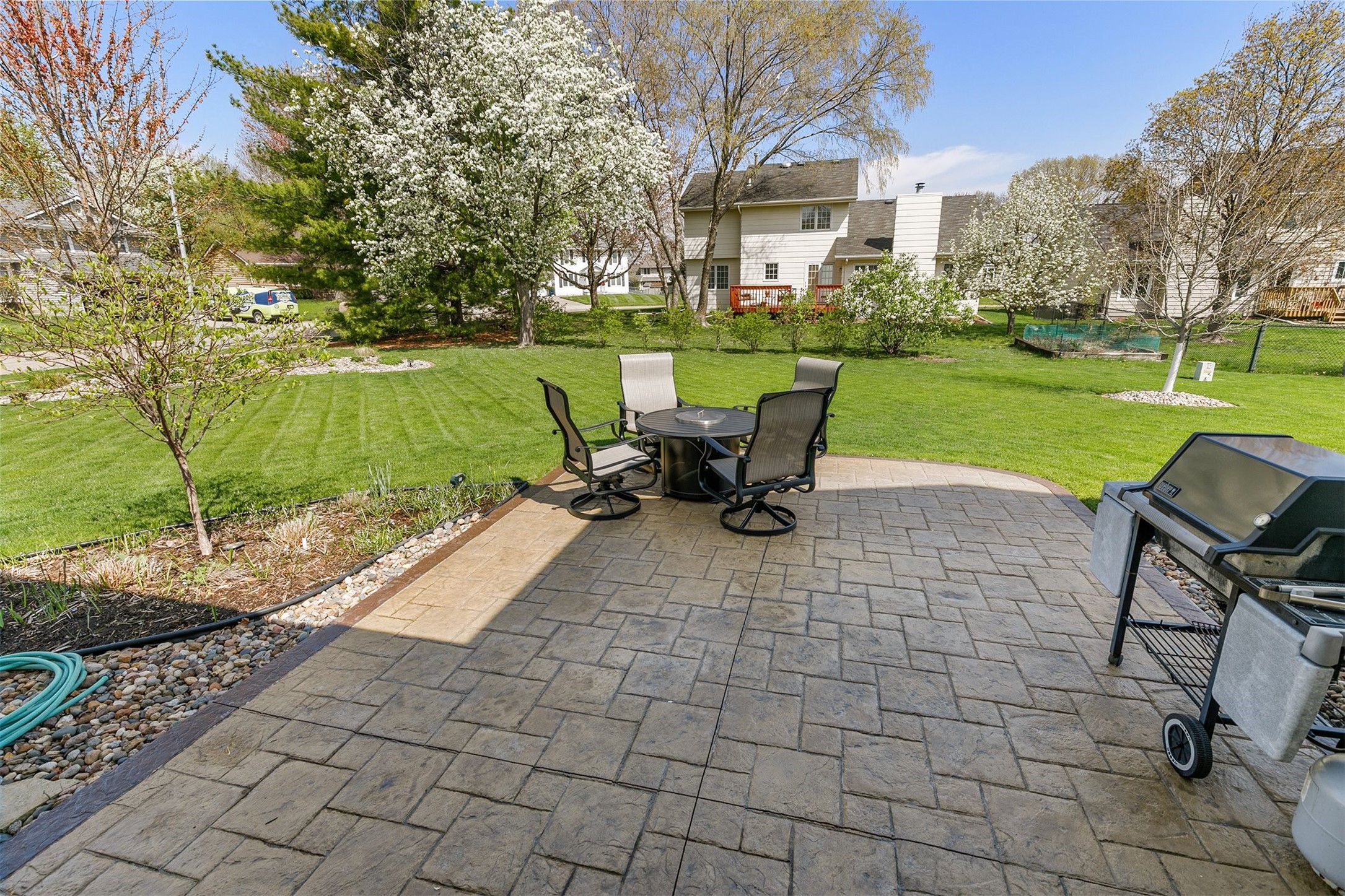 8219 Hickory Drive, Urbandale, Iowa image 4
