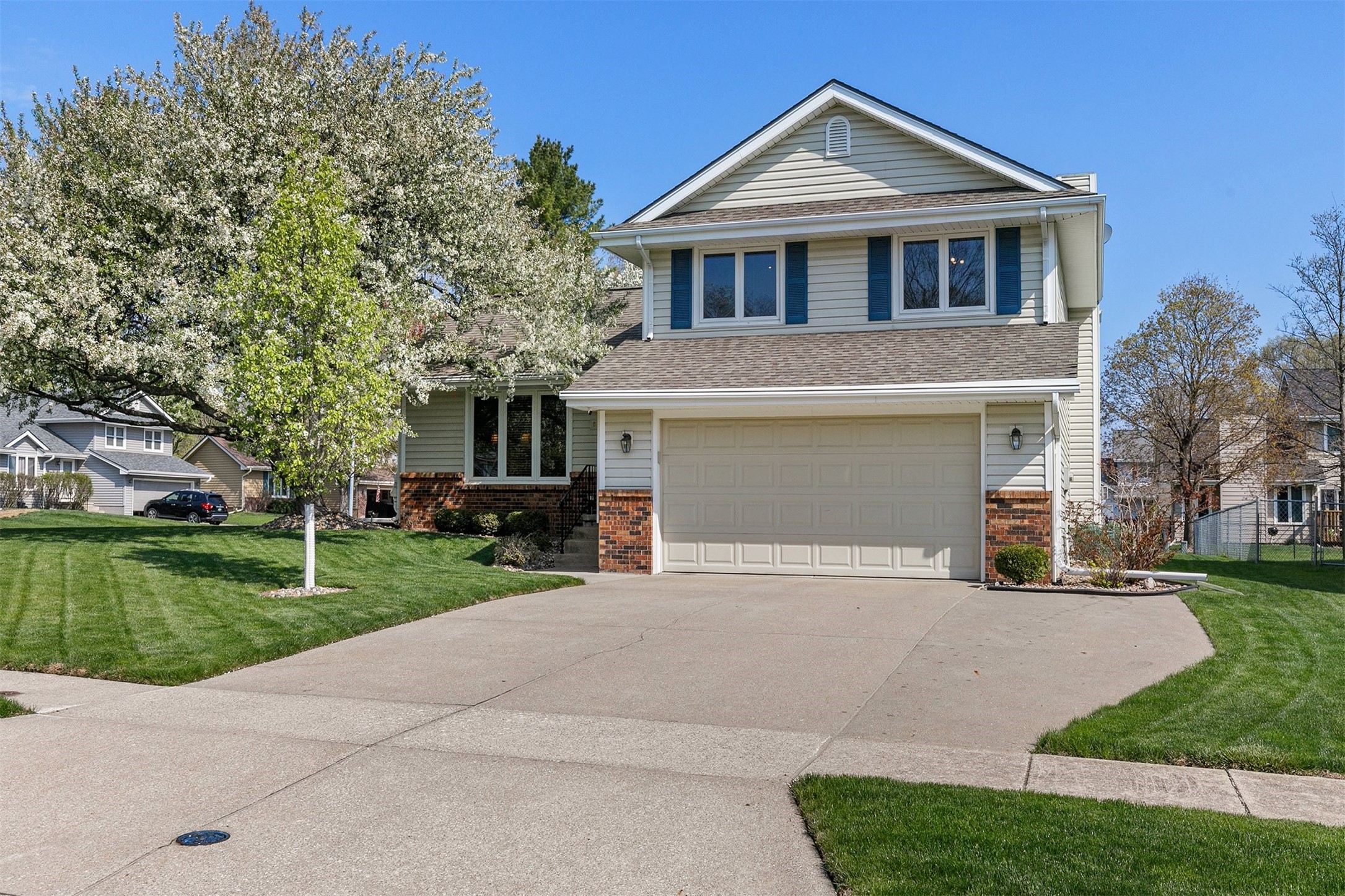 8219 Hickory Drive, Urbandale, Iowa image 1